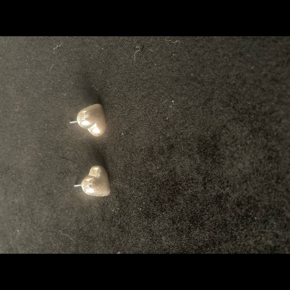 Heart stud earrings - Picture 2 of 2